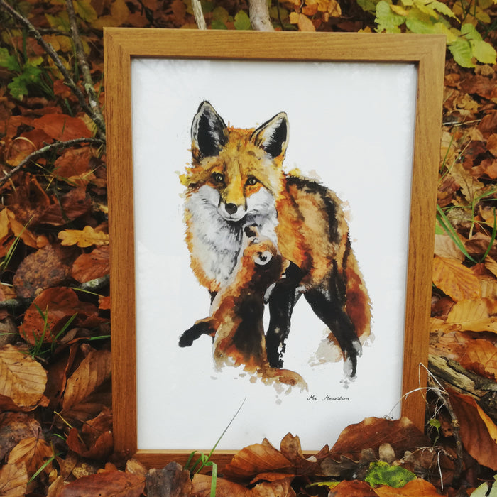 Rævemor med en unge set i flotte efterårsfarver til indretningen