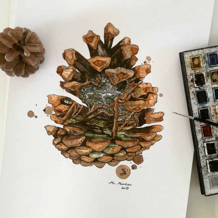 Akvarelmaleri af en kogle med skoven gemt inden i