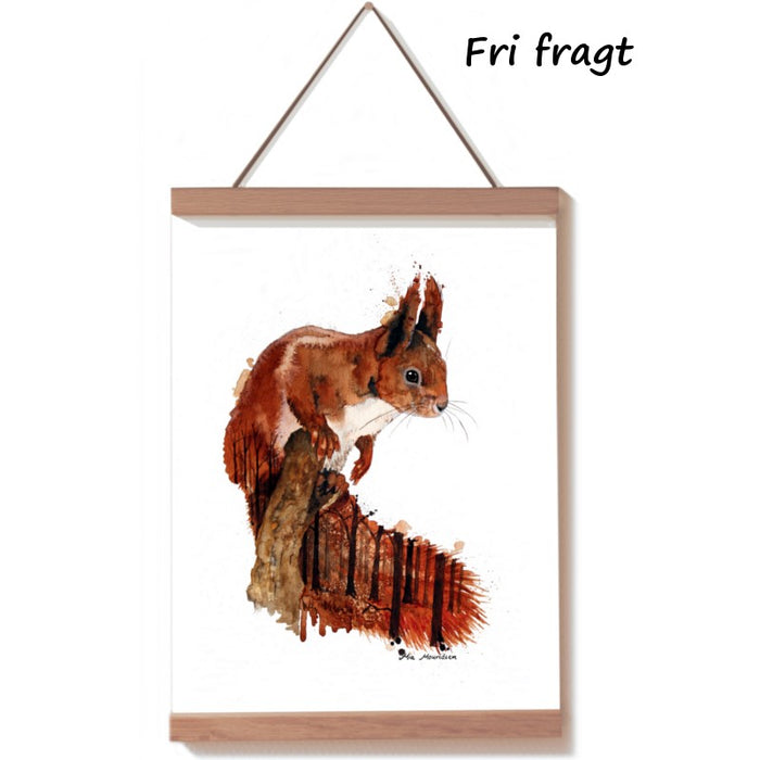 Flot rødtop af et egern med skoven gemt i halen. Maleriet fås som kunsttryk plakat og giver en dejlig skovstemning i stuen