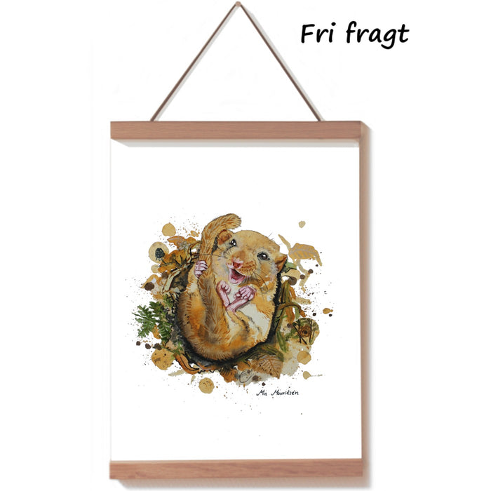 Akvarel billede og kunstplakat af en hasselmus. Der er gemt en masse historie om hasselmusens liv i maleriet