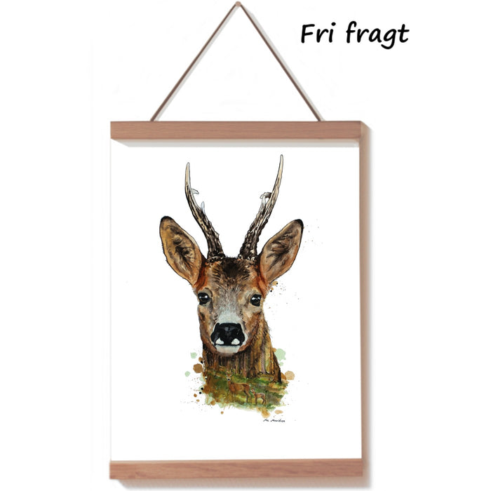 Smuk akvarel kunsttryk med en flot råbuk. Råbukken er håndmalet med akvarel. Billedet giver en dejlig skovstemning i indretningen