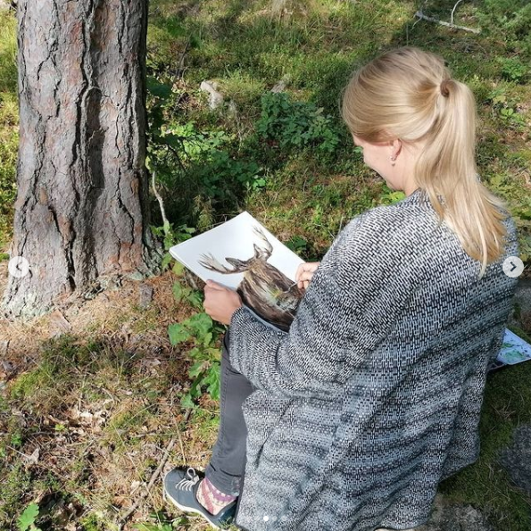 Mia maler en elg i den Svenske skov