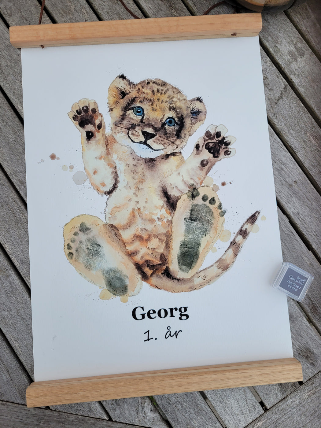 Fodaftrykplakat med en løveunge
