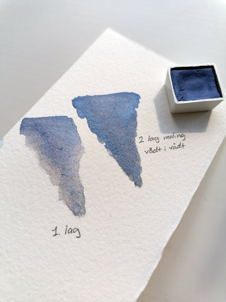håndlavet akvarelmaling med skinnende pigmenter og glimmer i gråblå farve